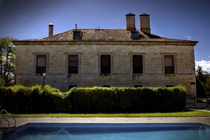Piscina externa, espreguiçadeiras