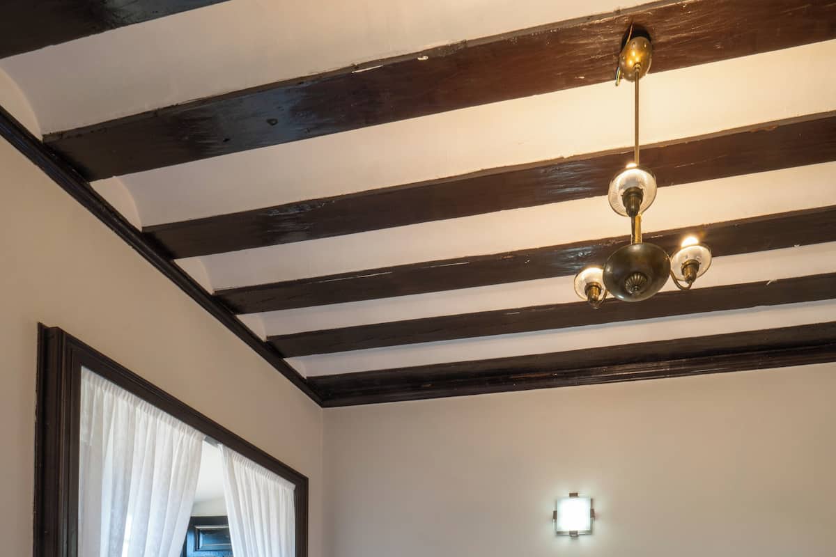 Desk, free cribs/infant beds