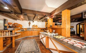 Phục vụ bữa sáng, bữa trưa, bữa tối, đặc sản vùng 