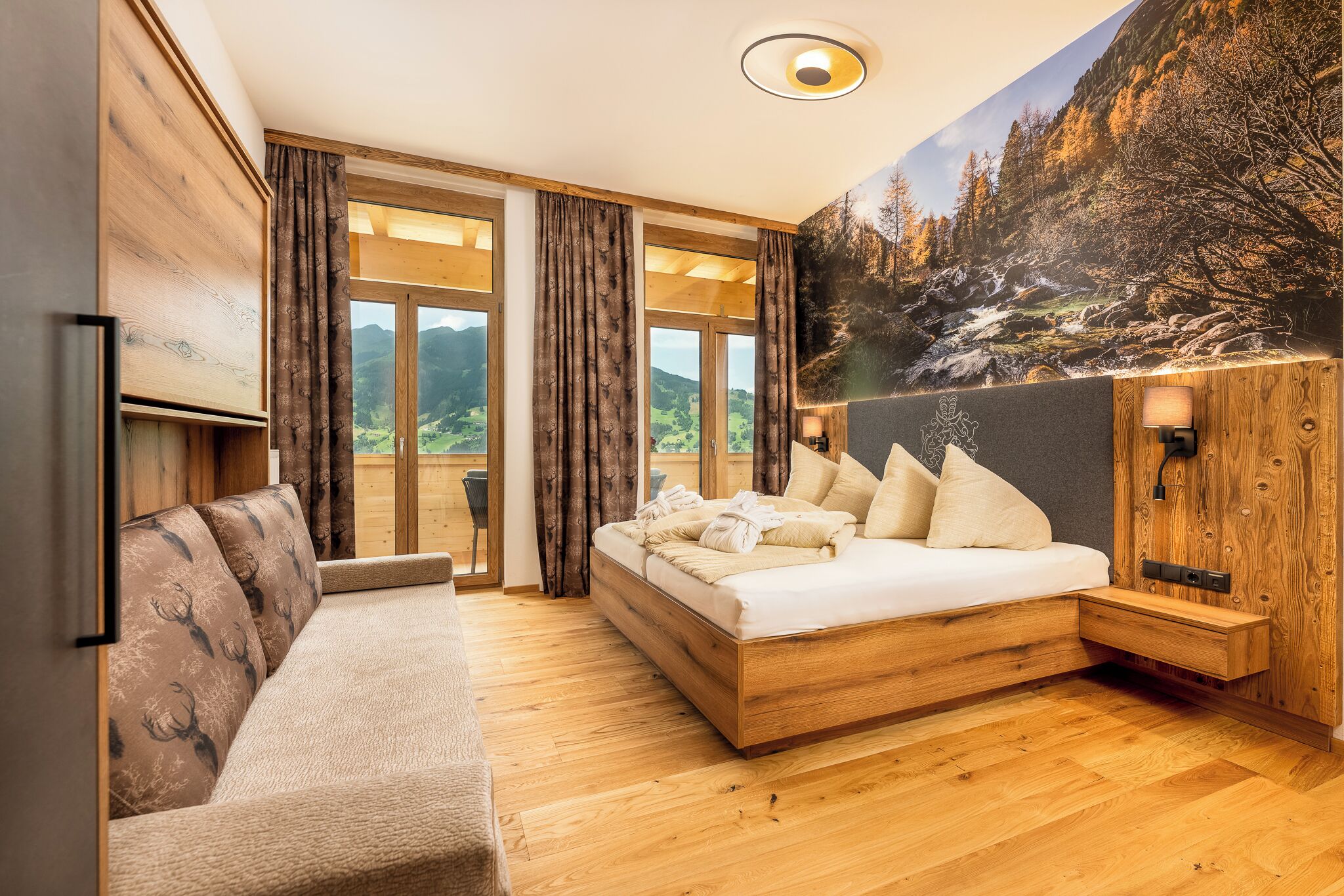 Suite | Luxe beddengoed, een minibar, een kluis op de kamer, een bureau