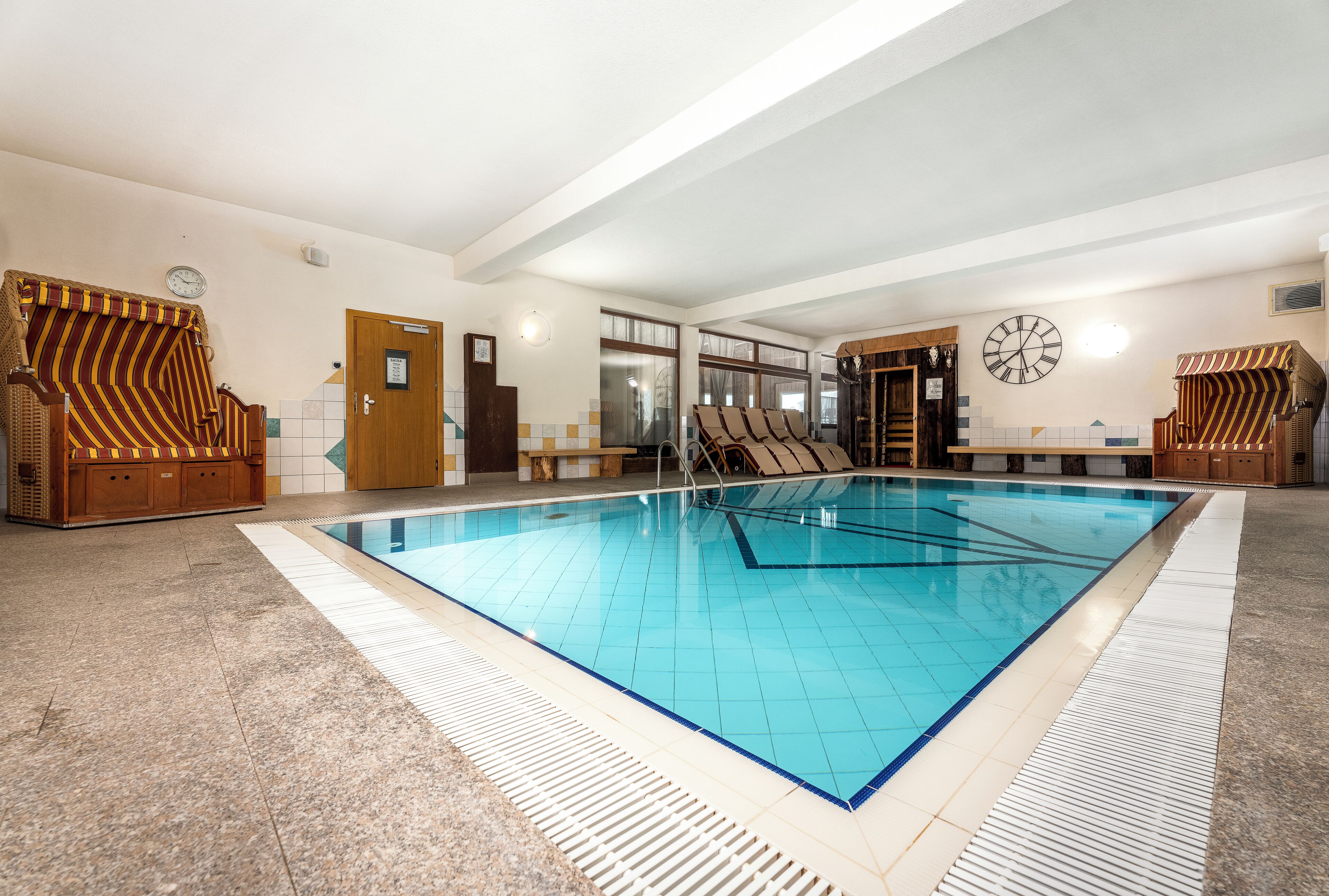 Indoor pool, sun loungers