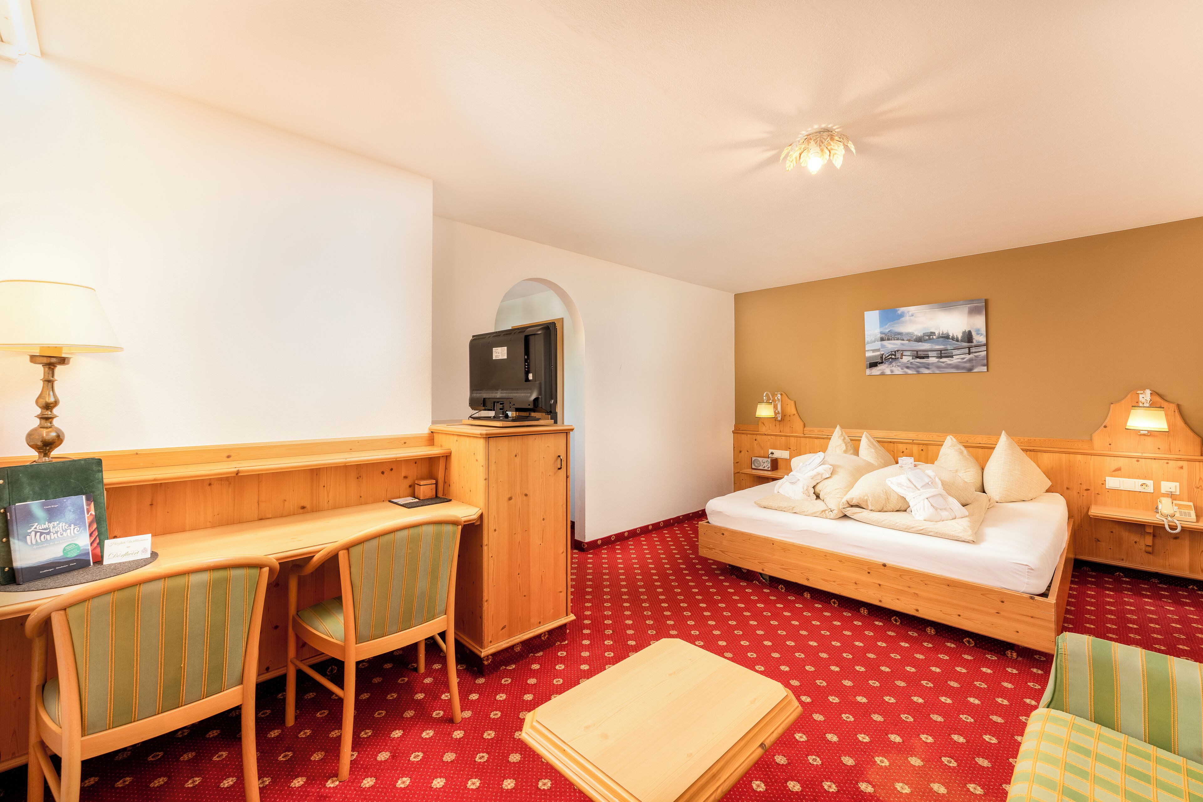 Room | Peralatan tempat tidur premium, bar mini, peti besi dalam bilik, meja 