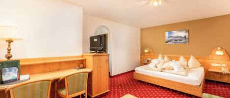 Room | Peralatan tempat tidur premium, bar mini, peti besi dalam bilik, meja