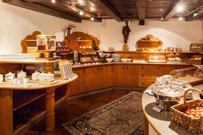 Se sirven desayunos, comidas, cenas y cocina regional