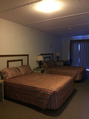 Standard Room, 2 Double Beds | Iron/ironing board, free WiFi - Complexe MV (Havre-St. Pierre)