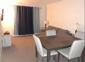 Business Studio Suite | Living area | TV, first-run movies - Complexe MV (Havre-St. Pierre)