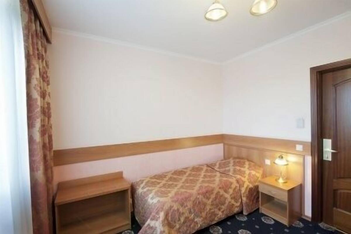 Economy Single Room, Shared Bathroom | Iron/ironing board, free cribs/infant beds, free WiFi, bed sheets