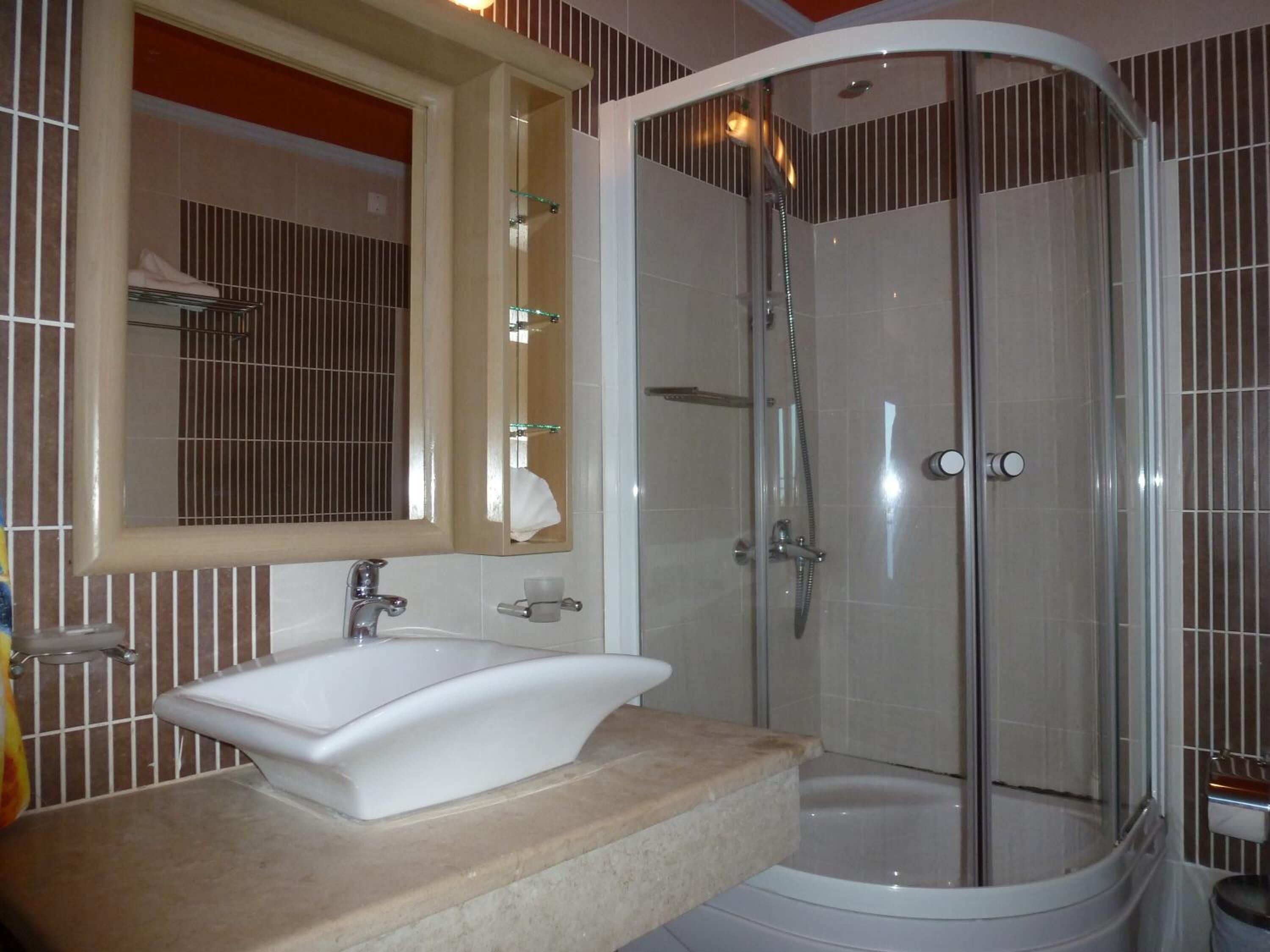 shower, free toiletries, hair dryer, towels