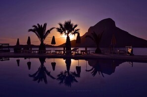 Outdoor pool, pool loungers - Hotel Plaza (Kalymnos)