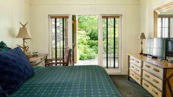 1 King Bed or 2 Twin Beds Room | Egyptian cotton sheets, premium bedding, desk, iron/ironing board