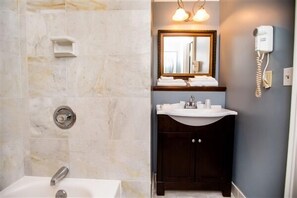 Eilean Donan | Bathroom | Combined shower/tub, free toiletries, towels - Brae Loch Inn (Cazenovia)