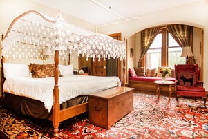 Quarto, 1 cama King, lareira | Wi-Fi de cortesia