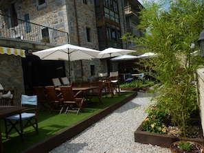 Petit déjeuner et dîner servis sur place, restauration en plein air 