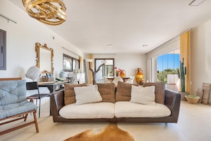 Villa, 4 chambres | Aire de séjour | Téléviseur à écran plat, lecteur de DVD