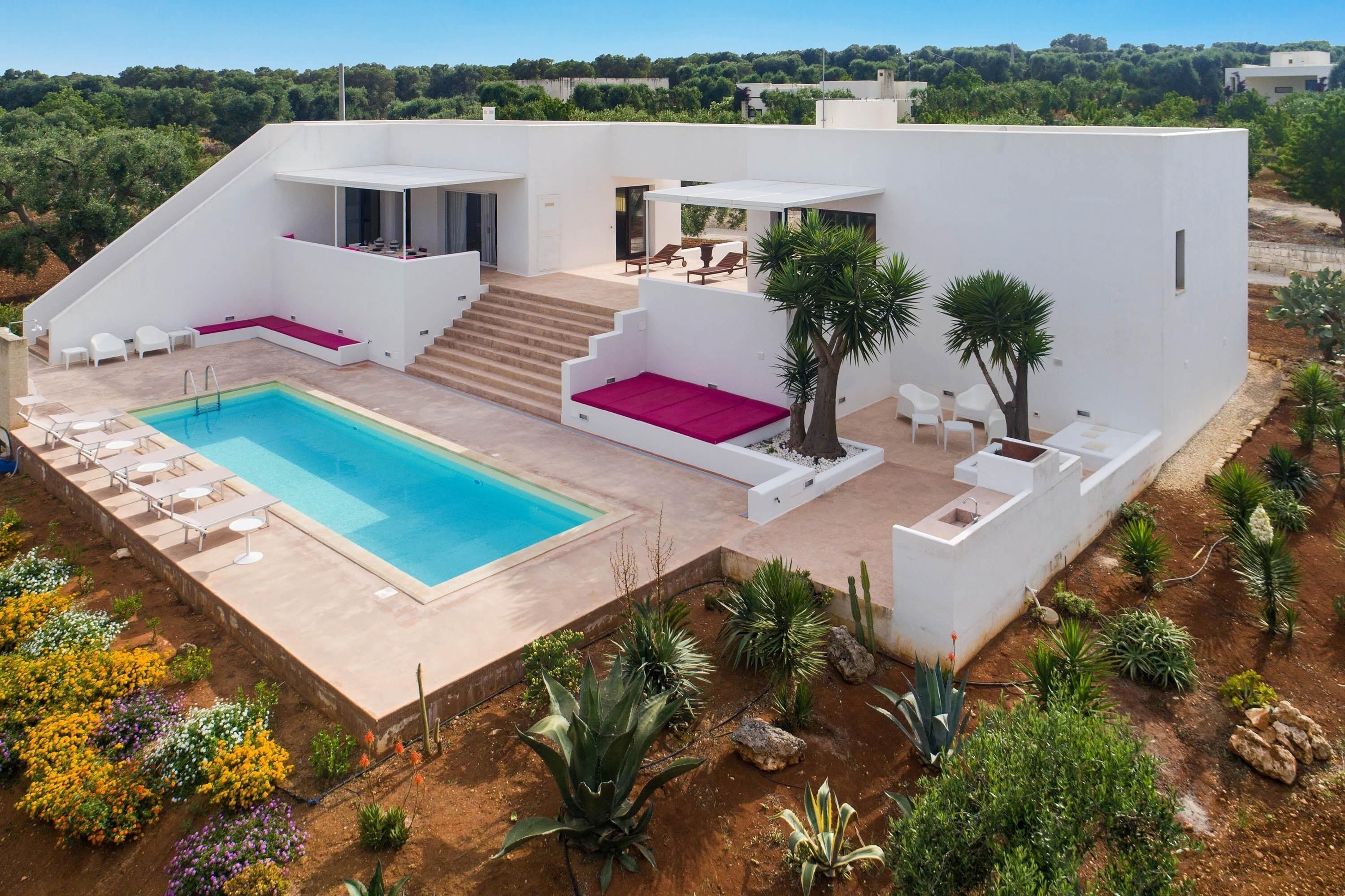 Seasonal outdoor pool, pool umbrellas, sun loungers