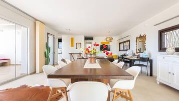 Villa, 4 Bedrooms | Dining room