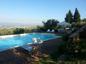 สระว่ายน้ำกลางแจ้ง, เก้าอี้อาบแดดริมสระ