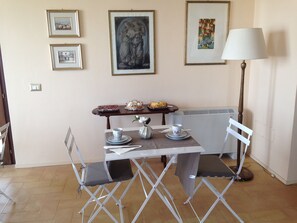 Daily continental breakfast (EUR 10 per person)