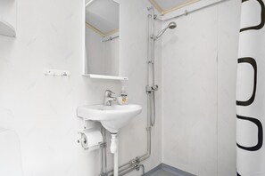 Bústaður (Lugnetstuga) | Baðherbergi | Sturta, salernispappír