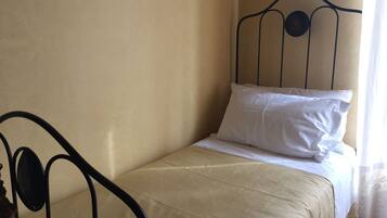 2 Schlafzimmer, hochwertige Bettwaren, Schreibtisch