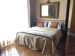 2 Schlafzimmer, hochwertige Bettwaren, Schreibtisch