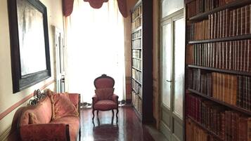 Coin salon dans le hall