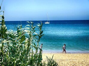 Una spiaggia nelle vicinanze