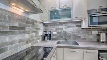 Kühlschrank, Herdplatte, Wasserkocher mit Kaffee-/Teezubehör