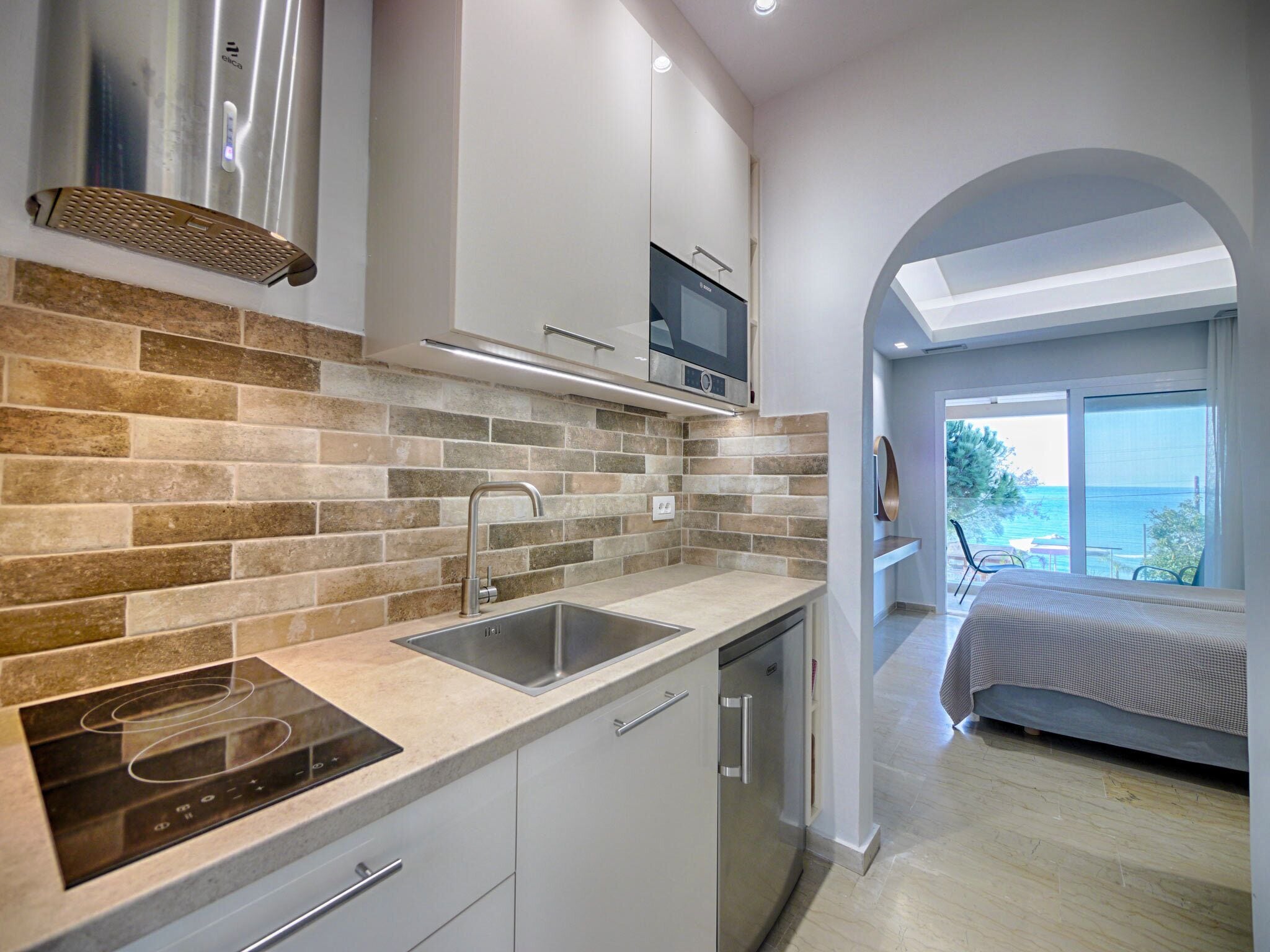 Frigorífic, placa de cuina, cafetera i tetera i bullidora elèctrica 