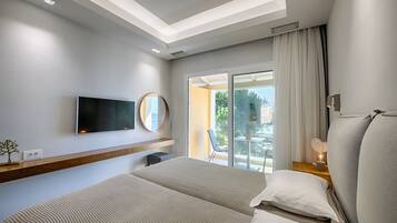 Ein modernes Hotelzimmer mit einem großen Bett, einem Flachbildfernseher, einer Deckenleuchte, einem Fenster mit Vorhängen und einem Balkon mit einem Stuhl.