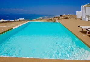 3 piscines extérieures, cabanons gratuits, chaises longues