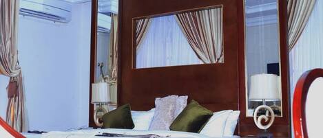 Presidential Suite, River View | Bathroom | Bathtub, free toiletries, hair dryer, dressing gowns