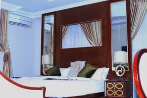 Presidential Suite, River View | Bathroom | Bathtub, free toiletries, hair dryer, bathrobes