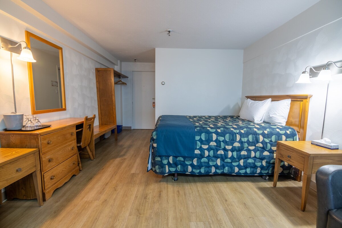 Dobbeltrom – comfort | Sengetøy av topp kvalitet, skrivebord og strykejern/-brett