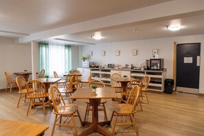 Free daily continental breakfast - Hotel Les Mouettes (Sept-Iles)