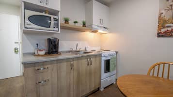 Studio, 1 Queen Bed, Kitchenette | Premium bedding, desk, iron/ironing board, free WiFi