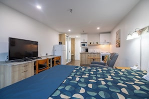 Studio, 1 Queen Bed, Kitchenette