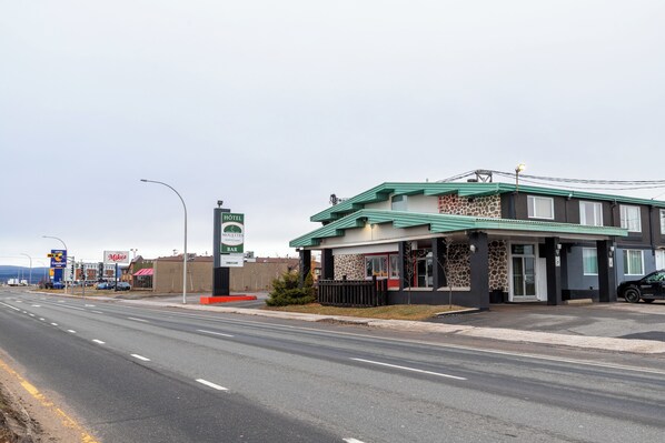 Front of property - Hotel Les Mouettes (Sept-Iles)