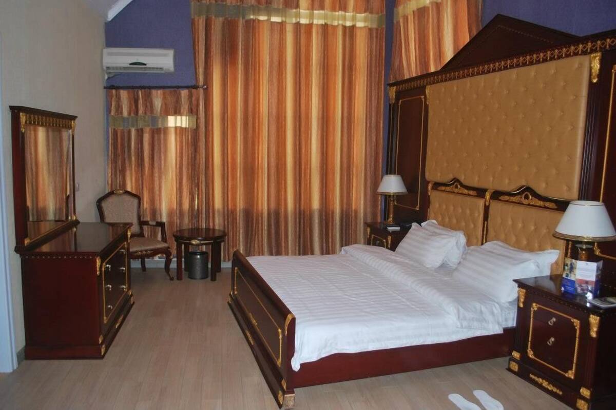 Ropa de cama de alta calidad y caja de seguridad en la habitación
