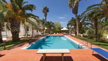 AuĂenpool, Sonnenschirme, LiegestĂŒhle