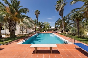 Outdoor pool, pool umbrellas, sun loungers - Villa Le Due Sorelle (Ugento)