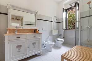 Villa, 5 Bedrooms | Bathroom | Shower, hair dryer, bidet - Villa Le Due Sorelle (Ugento)