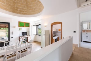 Villa, 5 habitaciones | Zona de estar | Una televisión de pantalla plana, una chimenea