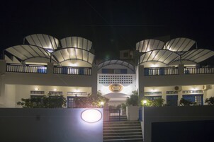 Fachada del alojamiento - Noche