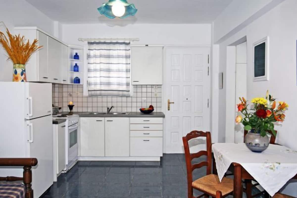Familie studio, 1 slaapkamer, kitchenette, uitzicht op zee | Woonruimte | Een flatscreentelevisie
