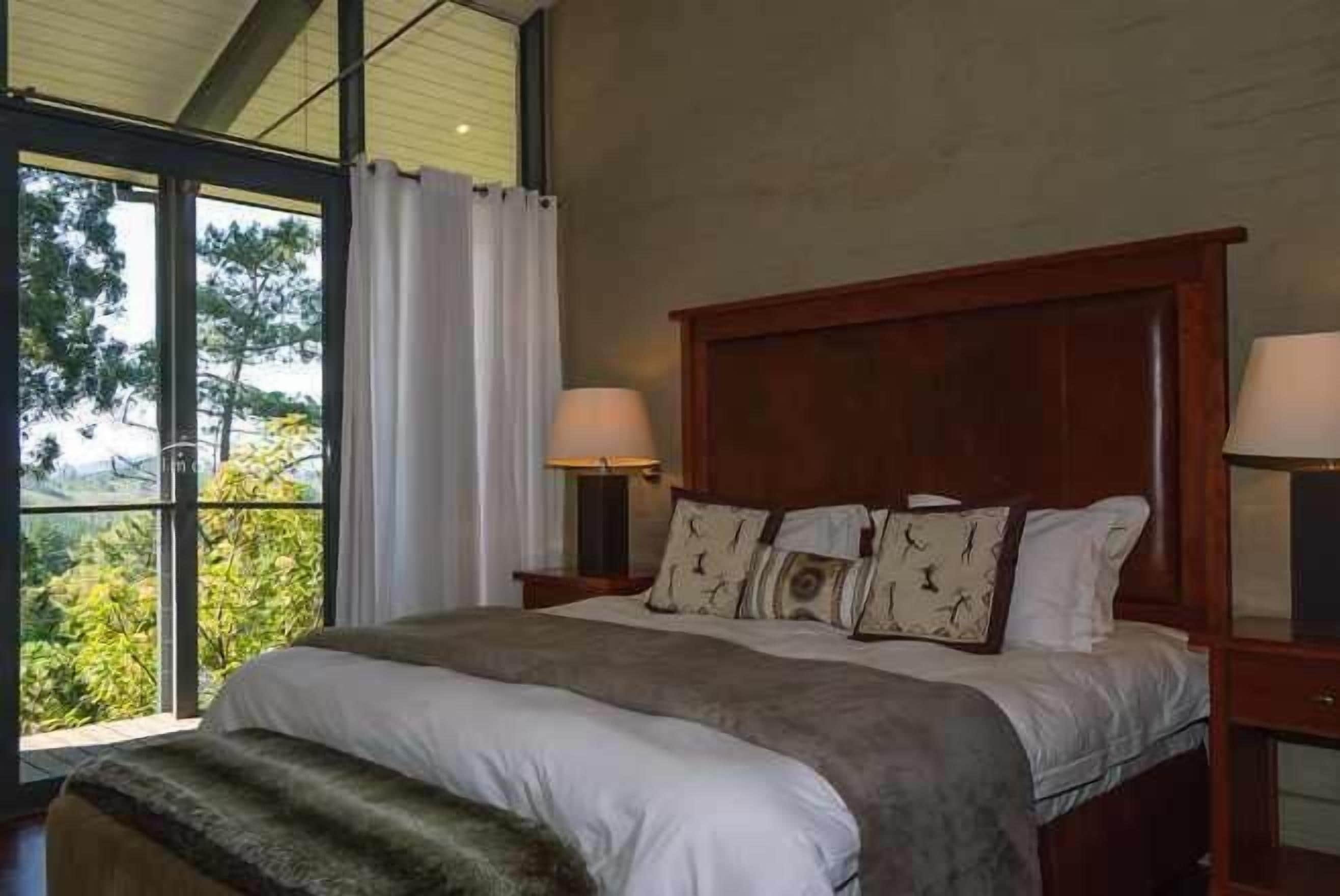 In-room safe, desk, iron/ironing board, bed sheets