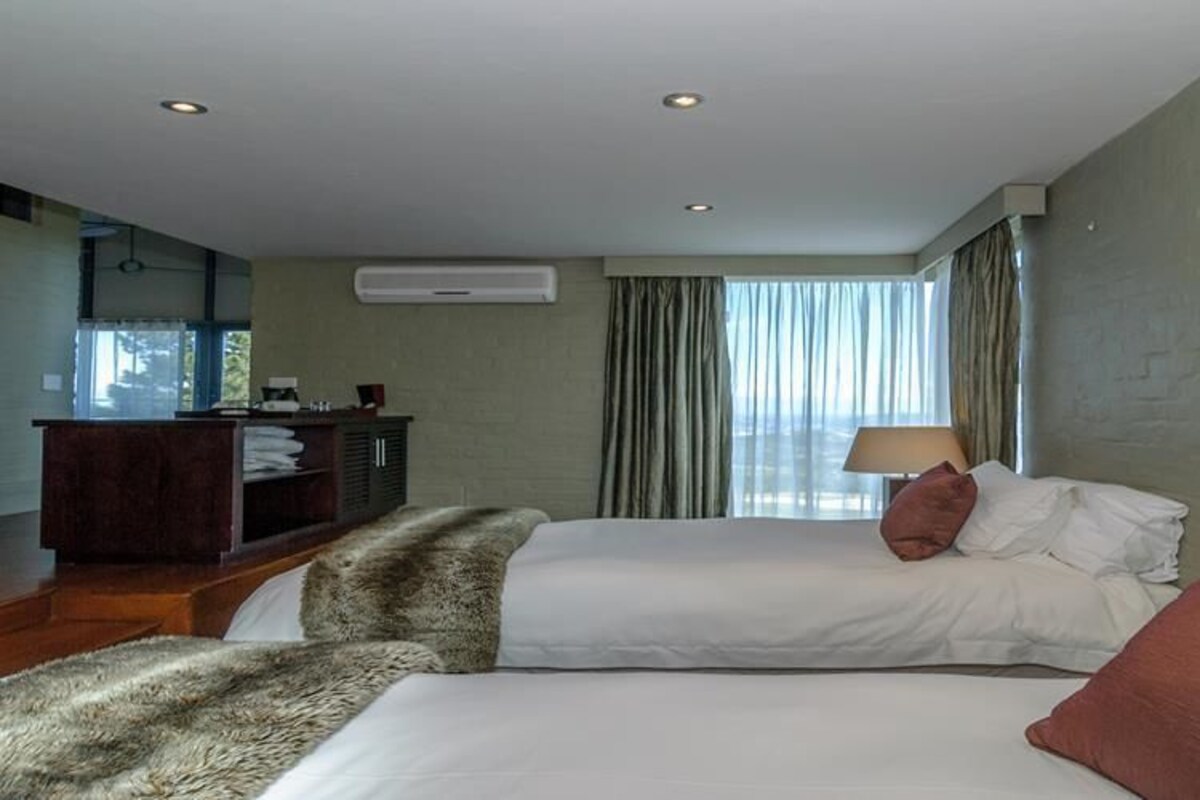 In-room safe, desk, iron/ironing board, bed sheets