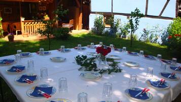 Daily continental breakfast (EUR 9.00 per person)