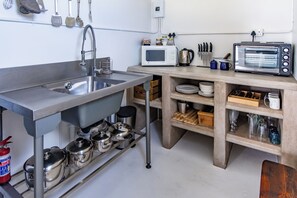 Sea Castle two | Eget kök | Kylskåp, mikrovågsugn, spishäll och brödrost
