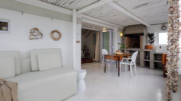 Luxury Room, 1 King Bed | Living room